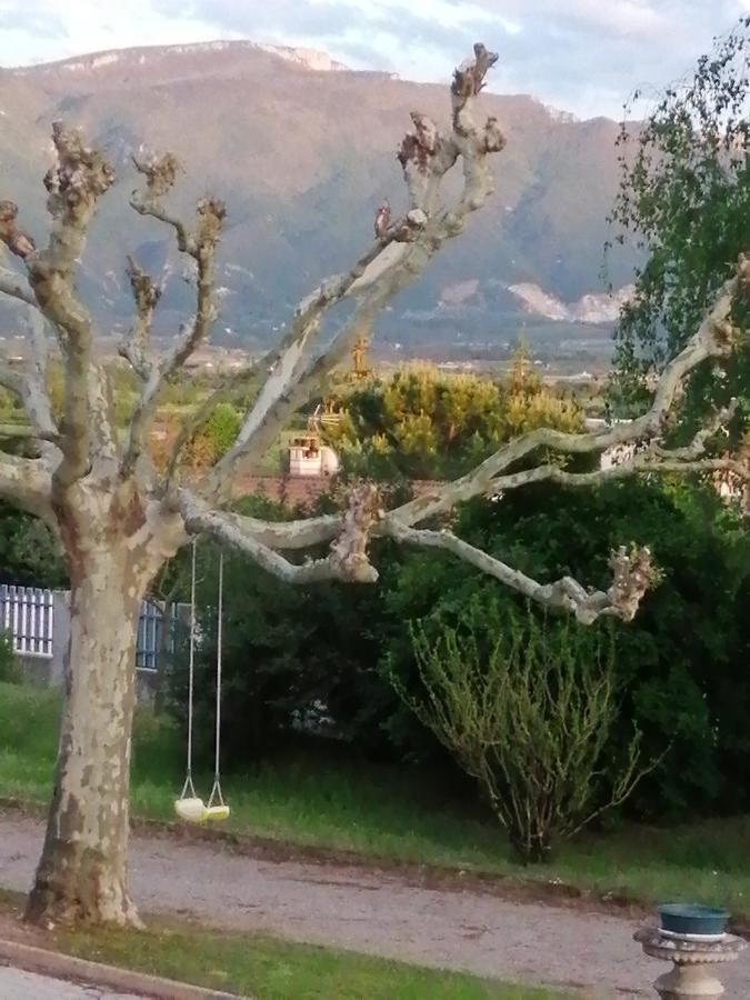 Gite Des Reguinelles Saint-Lattier Exterior foto